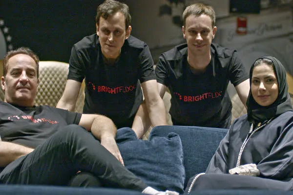 Die Gründer von BrightFlixx im Interview auf einem Sofa