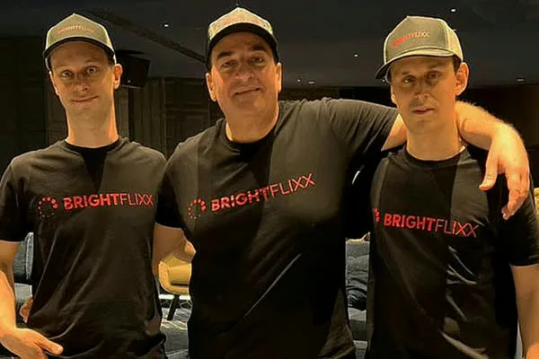 Die drei BrightFlixx-Gründer in Marken-T-Shirts bei der Vorstellung der Plattform