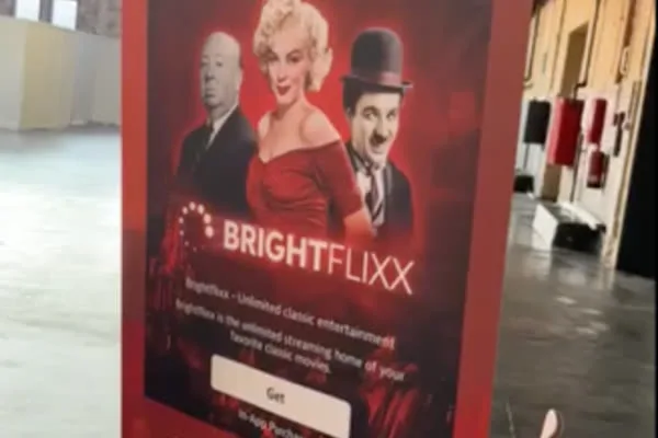 BrightFlixx-Aufsteller mit klassischen Leinwandstars, der den unbegrenzten Streaming-Dienst bewirbt